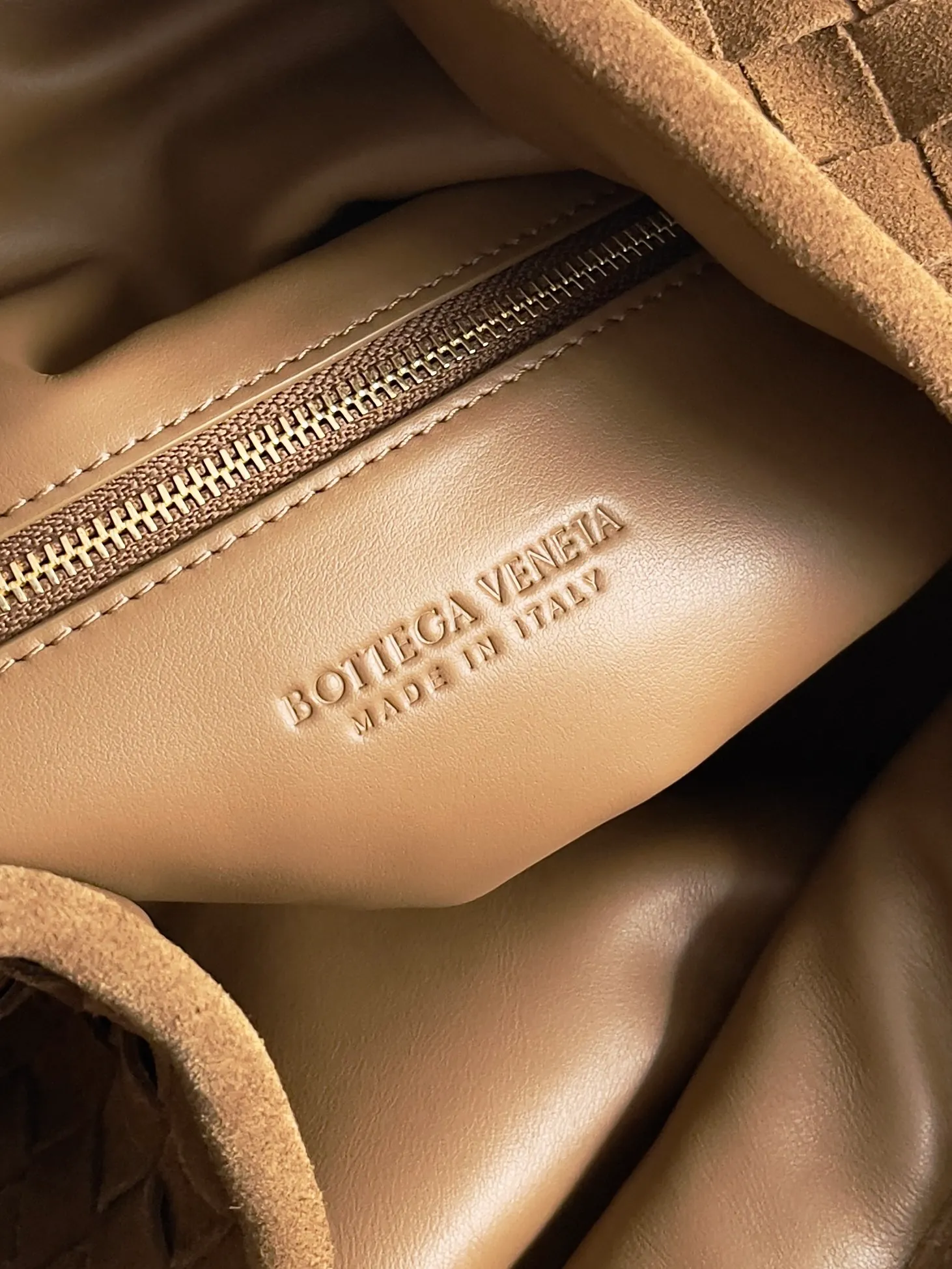 Batch 2160 Recently, I seem to be obsessed with this bag from BV~ The new Hop is really not too beautiful. The whole bag has no seams. The bag body and handles are made of one piece of leather. It embodies the style and essence of Bottega Veneta. It truly represents craftsmanship and creativity. The large size has a very loose and lazy upper body. Big bag lovers will definitely not regret buying it. Style number: 763970 Size: 53*24*13